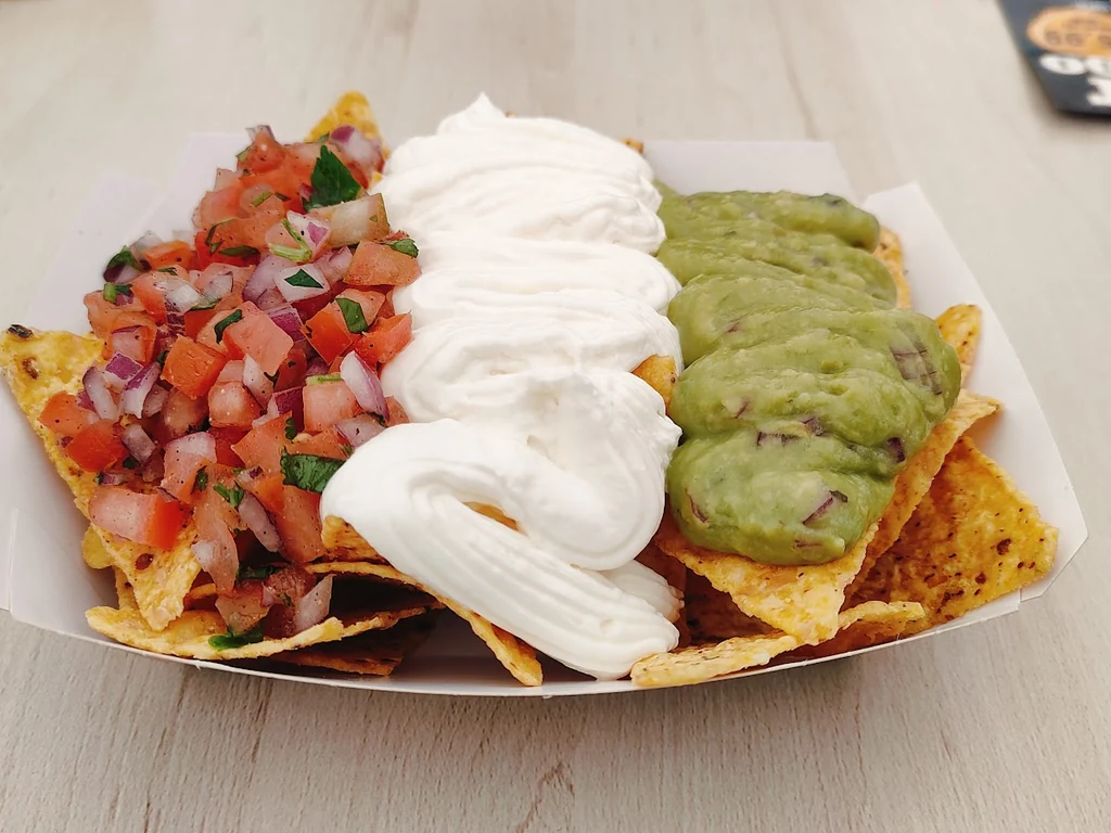 Sus nachos de la casa con las tres salsas