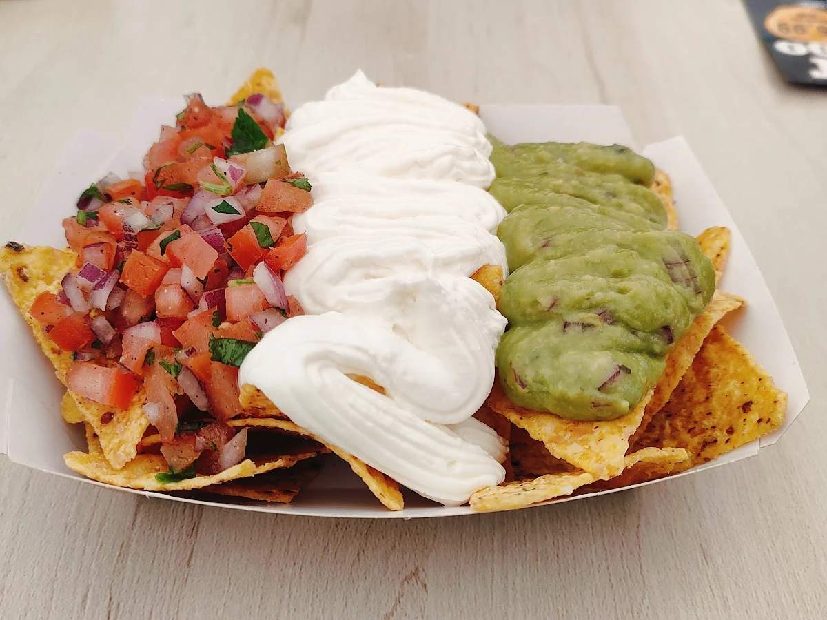 Sus nachos de la casa con pico de gallo, crema agria y guacamole